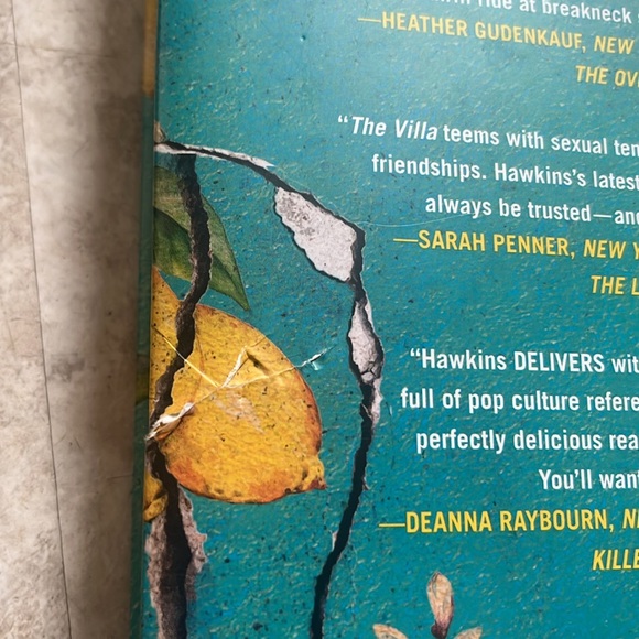 The Villa. A novel by Rachel Hawkins. Hardcover. - Picture 8 of 8